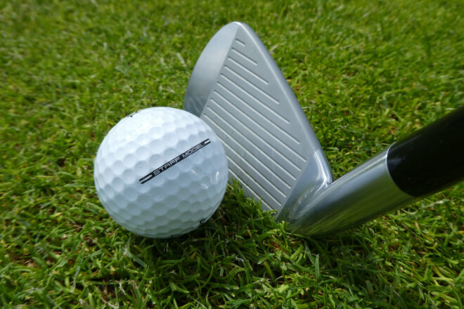 Der Wilson Staff Model Golfball vor einem Eisen 7