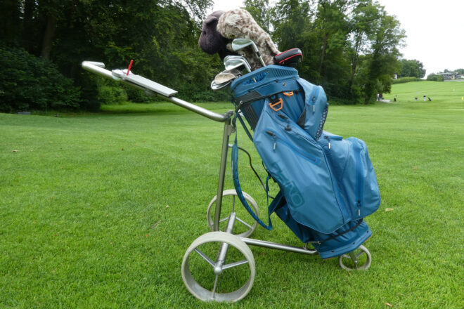 Sun Mountain H2NO Staff WP Golfbag 2024 auf Trolley